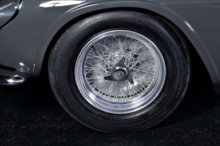 250 GT LWB CALIFORNIA SPYDER detail 3